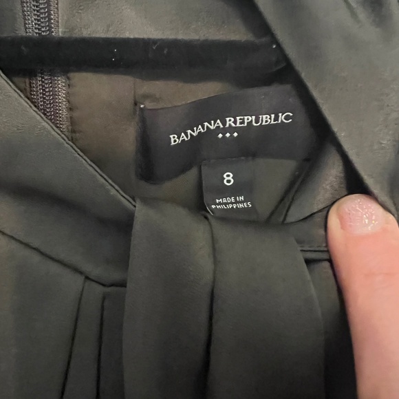 BANANA REPUBLIC SATIN MIDI DRESS IN OLIVE GREEN. Size 8 - Picture 3 of 5